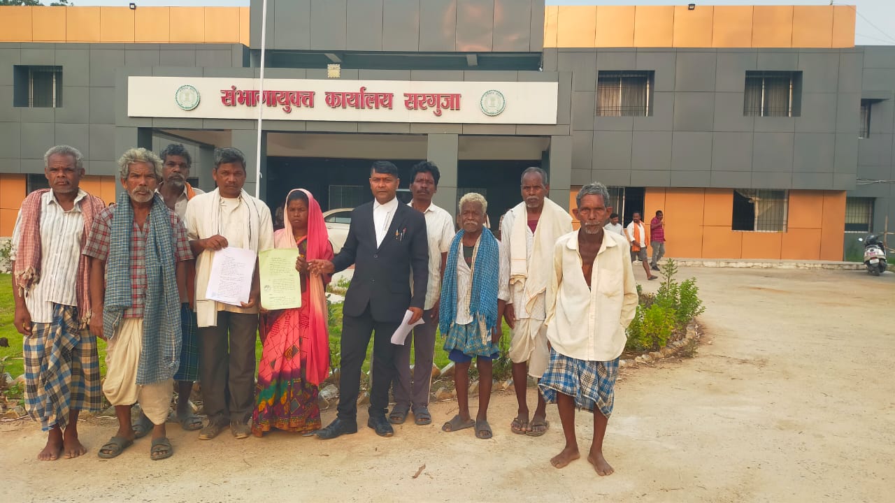 तीन पीढ़ी से काबिज पहाड़ी कोरवा की जमीन को पटवारी भाई संग मिल कर रहा है कब्जा   
